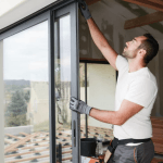 installer fitting sliding patio door